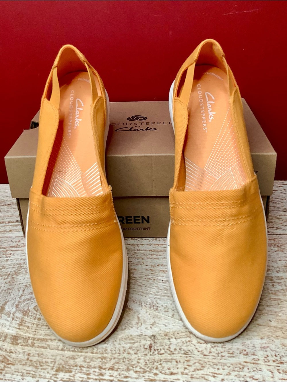 Clarks Breeze Orange Canvas Comfort Cushion In-Sole Slip-On Moccasins Cut-Outs